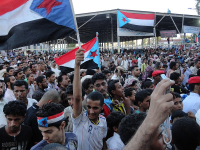 Manifestantes durante a Primavera Árabe em Aden exigem o regresso da República Democrática Popular do Iémen. Foto de AlMahra/Wikimedia Commons.