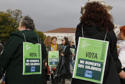 Protesto da Frente Comum com caratazes onde se lê "Voto no aumento dos salários