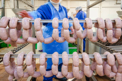 Fábrica de encher chouriços. Imagem publicada no Ladrões de Bicicletas.