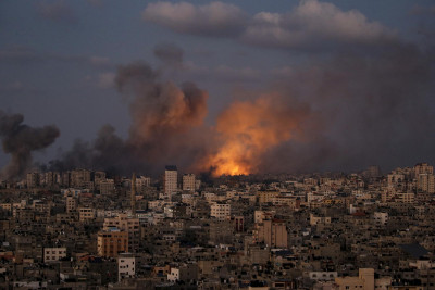 Bombardeamento israelita a Gaza. Foto de MOHAMMED SABER/EPA/Lusa.