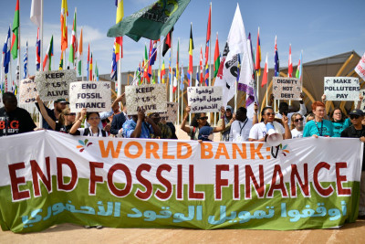 Protest à porta da cimeira do FMI esta sexta-feira. Foto de JALAL MORCHIDI/EPA/Lusa.