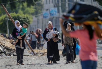Mulheres e crianças são vistas a evacuar a Cidade de Gaza esta sexta-feira