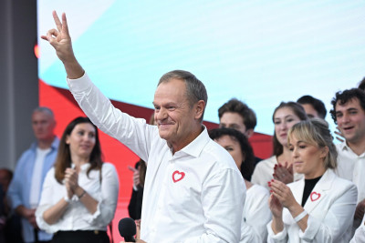Donald Tusk celebra depois de conhecidas as primeiras projeções. Foto de Piotr Nowak POLAND OUT/EPA/Lusa.