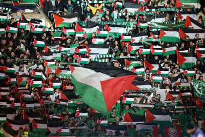 Adeptos do Celtic mostram bandeiras palestinianas. Foto de ROBERT PERRY/EPA/Lusa.