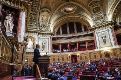 Gérald Darmanin durante a apresentação da lei de imigração no Senado francês. Foto de Mohammed Badra/EPA/Lusa.