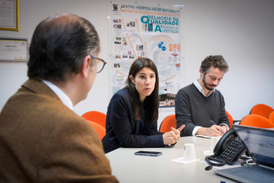 Mariana Mortágua em reunião com a administração do Hospital de Setúbal.