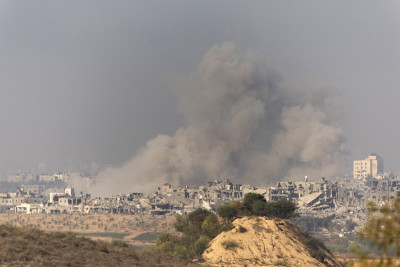 Bombardeamentos em Gaza vistos a partir de Sderot em Israel. Foto de ATEF SAFADI/EPA/Lusa.