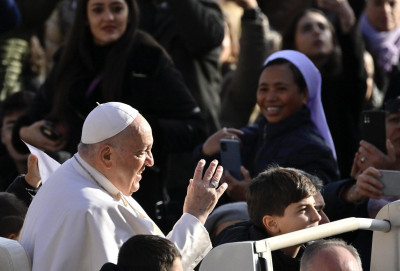 Papa Francisco esta manhã na audiência geral na Praça de São Pedro. Foto de ALESSANDRO DI MEO/EPA/Lusa.
