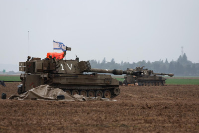 Veículos israelita perto da fronteira com Gaza. Foto de ATEF SAFADI/EPA/Lusa.