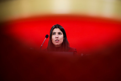 A coordenadora do Bloco de Esquerda, Mariana Mortágua, usa da palavra durante uma conferência de imprensa para apresentação das conclusões da reunião da Mesa Nacional do Bloco, em Lisboa.