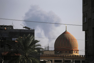 Exército israelita ataca campo de refugiados de Nussairat. Foto de MOHAMMED SABER/EPA/Lusa.