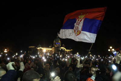 Manifestantes neste domingo à porta da Câmara Municipal de Belgrado. Foto de ANDREJ CUKIC/EPA/Lusa.