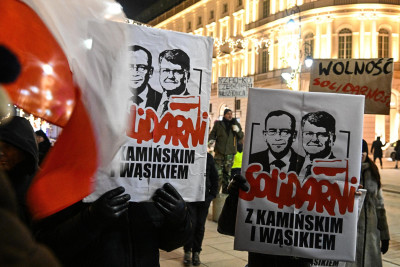 Manifestantes de extrema-direita em manifestação pela libertação dos deputados condenados por abuso de poder. Foto de Radek Pietruszka POLAND OUT/EPA/Lusa.