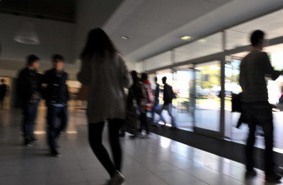 estudantes no hall da escola