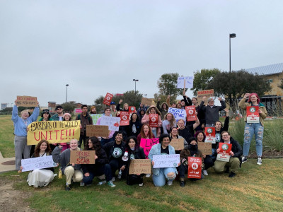 Trabalhadores da Starbucks no norte do Texas em greve. Foto de @TexasAFLCIO.