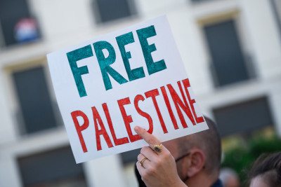 Cartaz onde se lê: "Free palestine