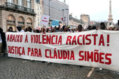 Faixa em manifestação de solidariedade com Cládia Simões