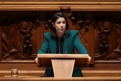 Joana Mortágua no plenário da Assembleia da República.