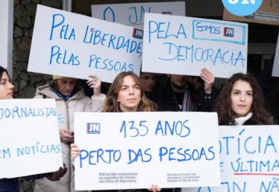 Concentração de trabalhadores do JN.