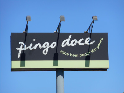 Placa publicitária do Pingo Doce.