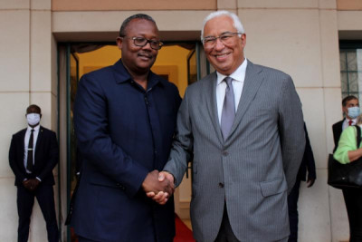 O primeiro-ministro, António Costa, cumprimenta o Presidente da Guiné-Bissau, Umaro Sissoco Embaló, à chegada para um encontro bilateral entre delegações dos dois países, em Bissau, Guiné-Bissau, 5 de março de 2022.
