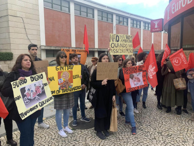 Concentração dos trabalhadores do call-center da Segurança Social contratados pela Reditus em Castelo Branco.
