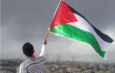 Jovem com bandeira palestiniana. Foto do Unsplash.