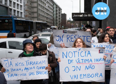 Trabalhadores do Jornal de Notícias fazem protesto no Porto.