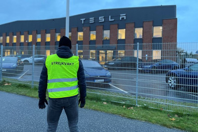 Grevista em frente à Tesla. Foto do IF Metall.