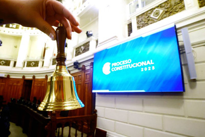 mão com sineta na sala do Conselho Constitucional