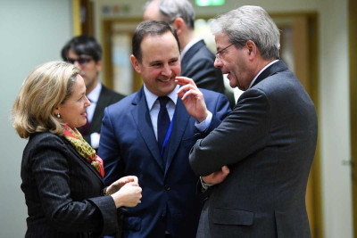 Fernando Medina com a ministra das Finanças espanhola Nadia Calviño e o comissário da Economia Paolo Gentiloni.