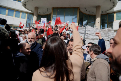 Mariana Mortágua com os trabalhadores da Teleperformance