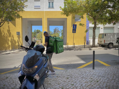 UberEats em Lisboa. Foto de Sharon Hahn Darlin/Flickr.