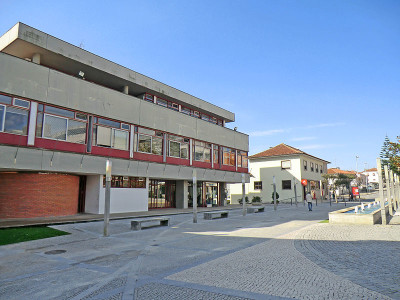 Edifício da Câmara Municipal de Santa Maria da Feira. Foto de Alegna13/Wikimedia Commons.