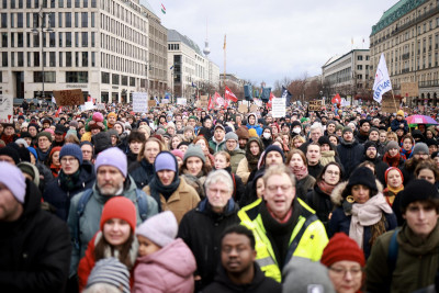 Manifestação contra a extrema-direita em Berlim. Foto de CLEMENS BILAN/EPA/Lusa.