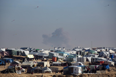 Fumo de um ataque israelita visto a partir de um campo de refugiados em Rafah. Foto de HAITHAM IMAD/EPA/Lusa.