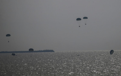 Avião jordano lança ajuda humanitária no mar a sul de Gaza, 26 de fevereiro de  2024. Foto de MOHAMMED SABER/EPA/Lusa.