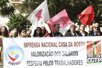 Plenário/Concentração de trabalhadores da Casa da Moeda. Foto de MANUEL DE ALMEIDA/LUSA.