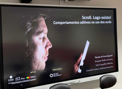 Homem a olhar para telemóvel Imagem da apresentação do estudo)