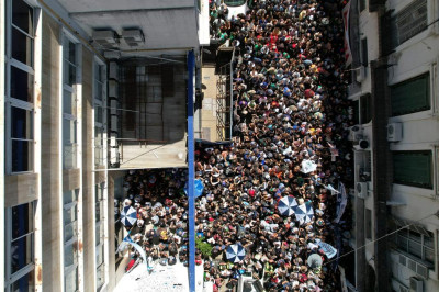 Abraço coletivo à porta da sede da agência noticiosa argentina. Foto de Somos Télam.