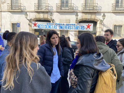 Mariana Mortágua em frente às antigas instalações da Escola Superior de Dança.