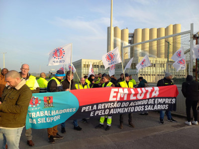 Piquete de greve dos trabalhadores da Silopor no terminal da Trafaria.