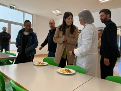 Mariana Mortágua conversa com funcionária da cantina da escola.