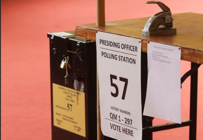 Mesas de voto. Foto da Comissão Eleitoral irlandesa.