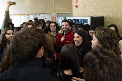 Mariana Mortágua com estudantes na Faculdade de Letras do Porto