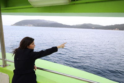 Mariana Mortágua no catamarã entre Setúbal e Troia