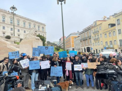Concentração de trabalhadores da Global Media em greve junto ao Parlamento. Foto Esquerda.net