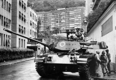 Tanque em rua do Rio de Janeiro