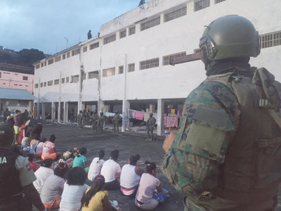 Militares numa prisão do Equador
