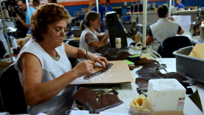 trabalhadora em fábrica de calçado